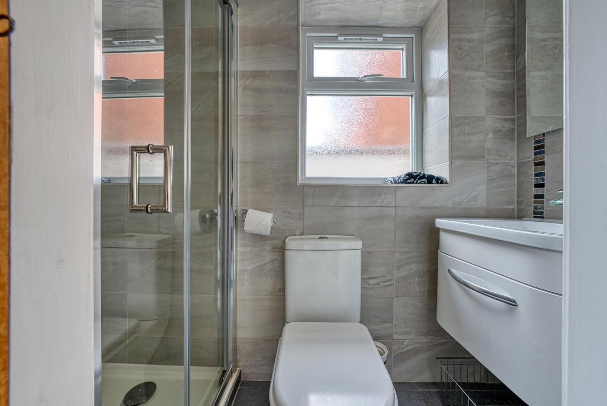 4 Bedroom, 6 Beds, 3 Bathrooms, Near Nec & Birmingham Airport, Business, Contractor And Family Friendly, Free Wi-Fi, Free Parking Coventry Buitenkant foto